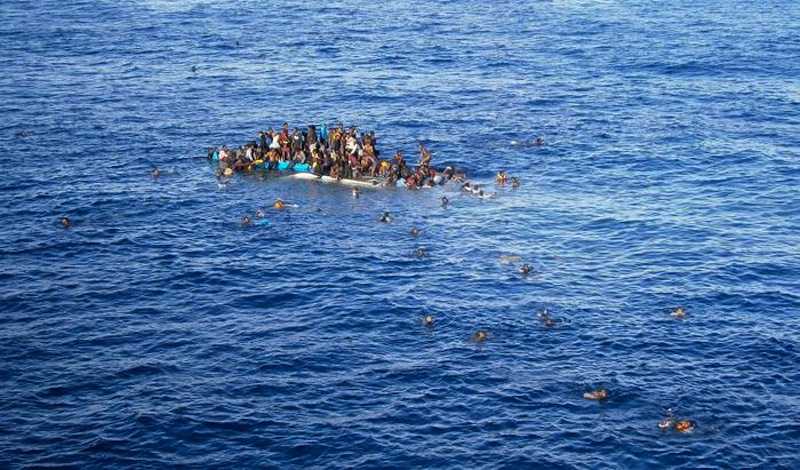 Naufragio a largo delle coste libiche: a bordo 107 persone. Almeno otto morti