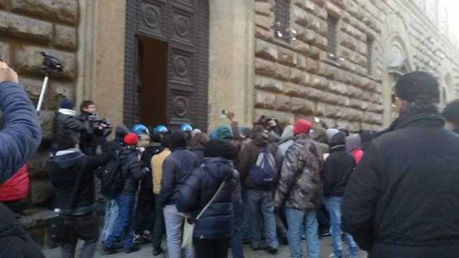 Firenze, migranti tentano di entrare in Prefettura: "Vogliamo una vita dignitosa"