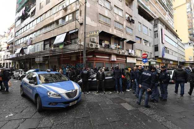 Cinque fermi per la bimba ferita nella sparatoria a Napoli
