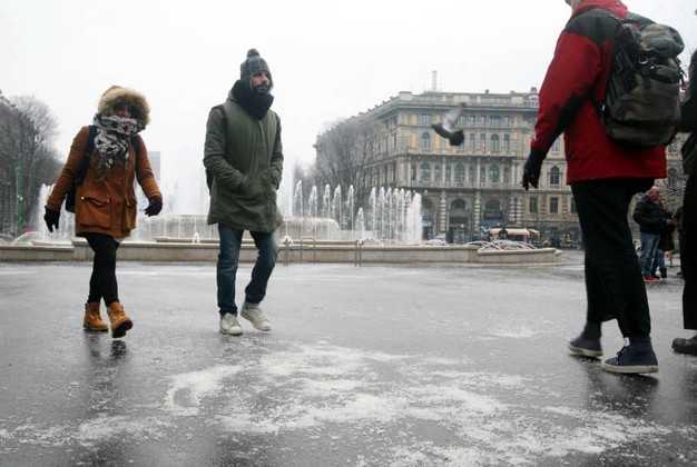Milano, caos numero cadute per ghiaccio. 118 in sovraffollamento