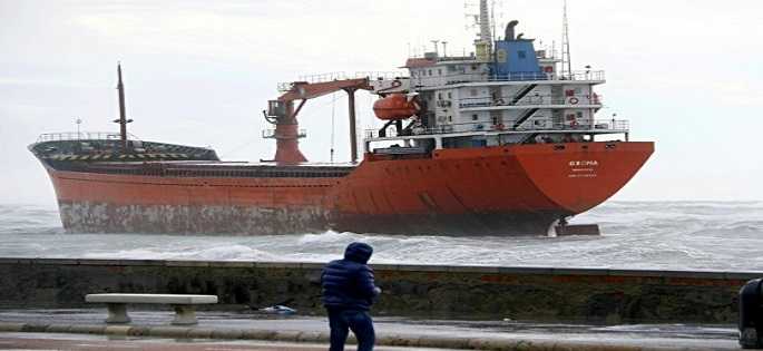 Livorno, mercantile africano incagliato vicino la costa a causa del maltempo