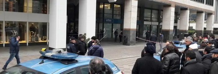 Napoli, uomo spara all'ex moglie e al compagno al Centro Direzionale. 26 anni fa uccise prima moglie