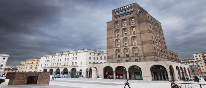 Giallo a Brescia, trovata donna decapitata nella tromba delle scale