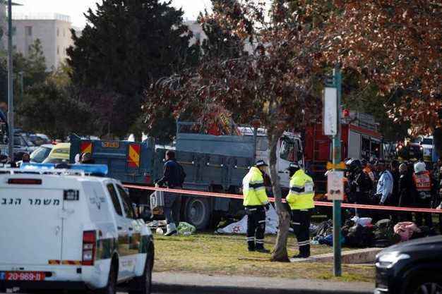 Gerusalemme: camion travolge militari, almeno 4 morti