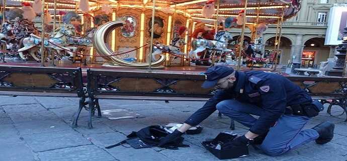 Firenze, falso allarme bomba in piazza della Repubblica. Artificieri fanno brillare borsa sospetta