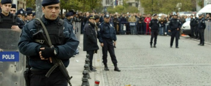 Forte esplosione a Smirne in Turchia: ci sarebbero due morti oltre agli assalitori