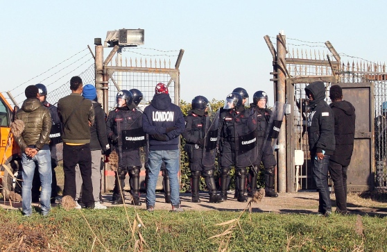 Cona, al via i trasferimenti di 100 migranti