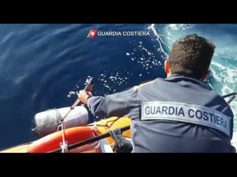 Scafista abbandona il timone e fugge. Guardia Costiera di Otranto salva 51 migranti, anche neonato