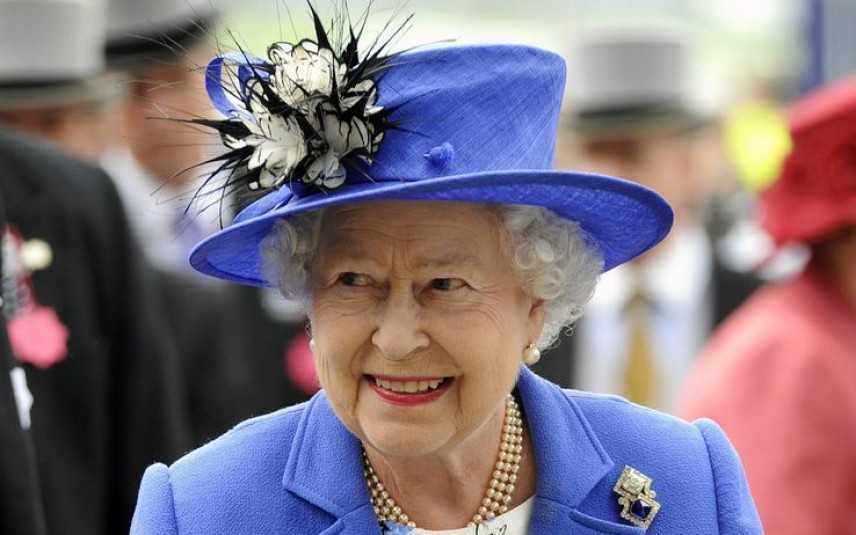 Gran Bretagna, la regina Elisabetta salta anche la messa di Capodanno