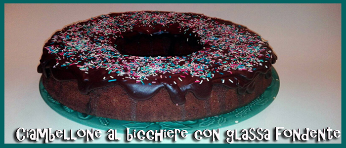 Ciambellone al bicchiere con glassa fondente