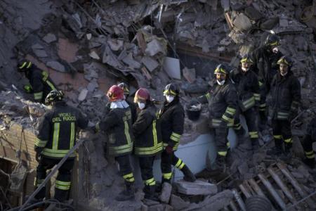 Crollo palazzina ad Acilia,trovate morte madre e figlia date per disperse