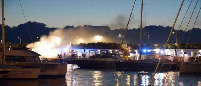 Yacht in fiamme a Marina di Loano, tre dispersi. Si teme per la loro vita
