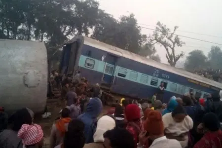 India, deraglia treno: almeno due morti e diversi feriti