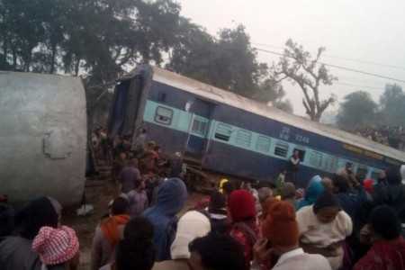 India, deraglia treno: almeno due morti e diversi feriti