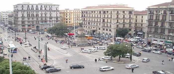 Autocisterna in piazza Garibaldi a Napoli, scatta l'antiterrorismo
