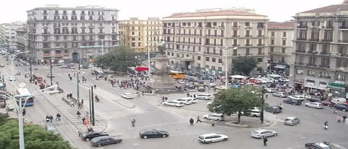 Autocisterna in piazza Garibaldi a Napoli, scatta l'antiterrorismo