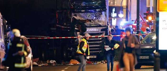Berlino, attentato rivendicato dall'Isis. Terrorista in fuga