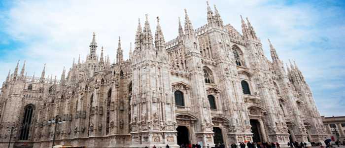 Milano, uomo cade dalle terrazze del Duomo: gravissime le condizioni