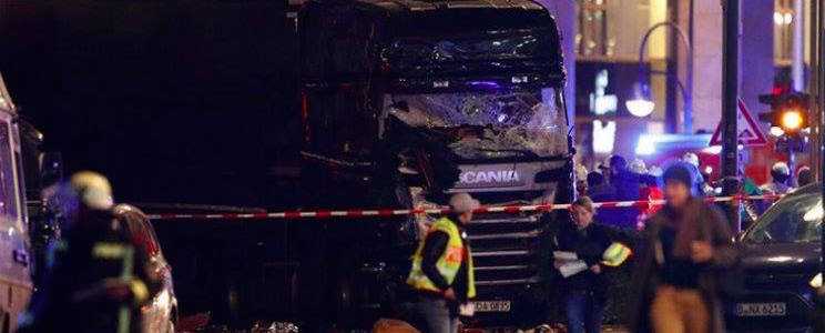 Camion sulla folla a Berlino: 12 morti e 48 feriti. Arrestato presunto attentatore, autista ucciso