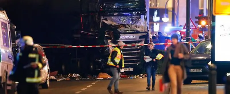 Camion contro la folla in un mercato di Natale a Berlino, almeno nove morti e decine di feriti