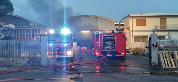 Montemurlo, fabbrica tessile in fiamme