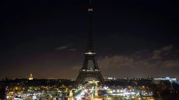 Bombardamenti ad Aleppo: Tour Eiffel spenta in memoria dei civili