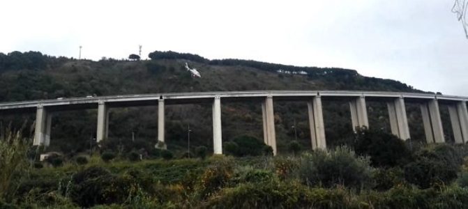 Vibo Valentia, ragazza di 26 anni si lancia da un viadotto dell'autostrada nei pressi di Pizzo