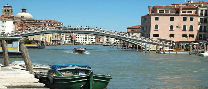 Venezia: turista giapponese si tuffa con surf da Ponte Scalzi