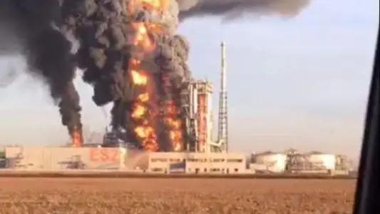 Pavia, fiamme alla raffineria Eni di Sannazzaro