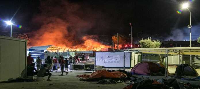 Grecia, incendio nel campo profughi di Lesbo: muore una donna irachena e suo nipote