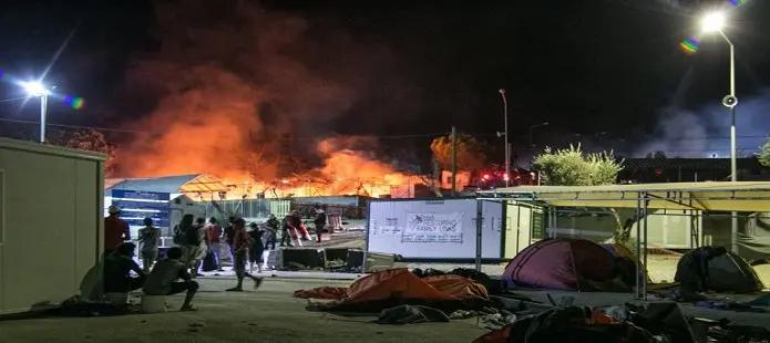 Grecia, incendio nel campo profughi di Lesbo: muore una donna irachena e suo nipote