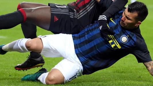 Inter, lesione al menisco laterale per Medel: fuori almeno un mese