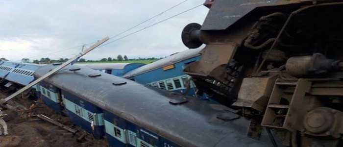 India, deraglia un treno alle prime ore dell'alba: almeno novanta i morti