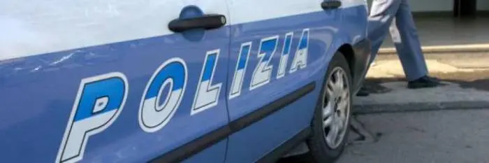 Violenza e abusi su bambino di sei anni a Terni: arrestati la madre e il compagno