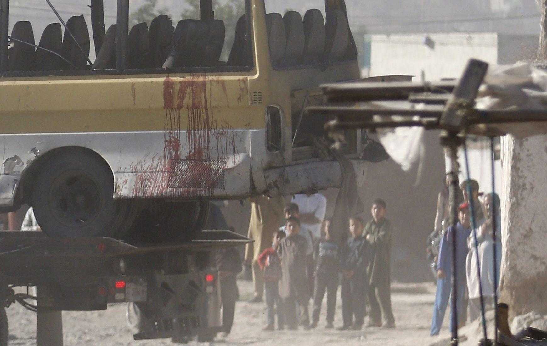 Kabul, attentato contro minibus: almeno cinque morti e 20 feriti