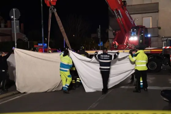 Novantenne investe una donna sul marciapiede