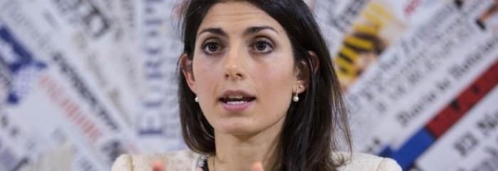 Roma, vandalizzato l'obelisco della Minerva. Raggi: «Ferita per la città, presto tornerà all'antico