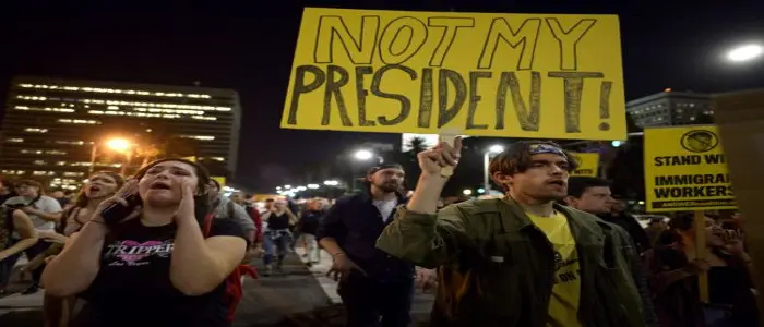 USA, continuano maifestazioni anti-Trump: proteste in venticinque città, almeno cento arresti