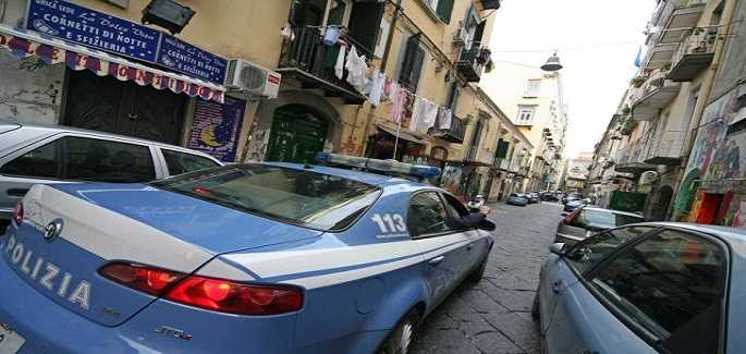 Napoli, poliziotto rimane ferito al volto mentre prova a sventare una rapina