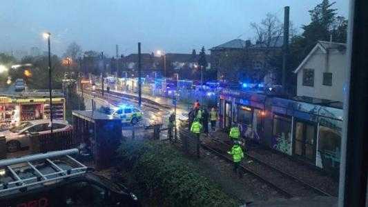 Deraglia tram alla periferia di Londra: 5 morti e almeno 50 feriti,arrestato il conducente