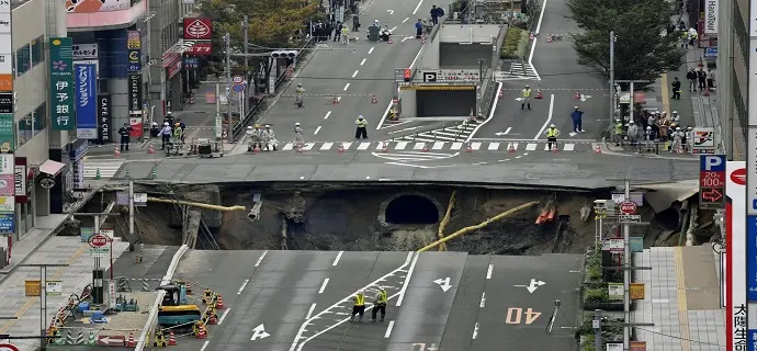 Giappone, si apre voragine nel centro di Fukuoka: paura per palazzi vicini