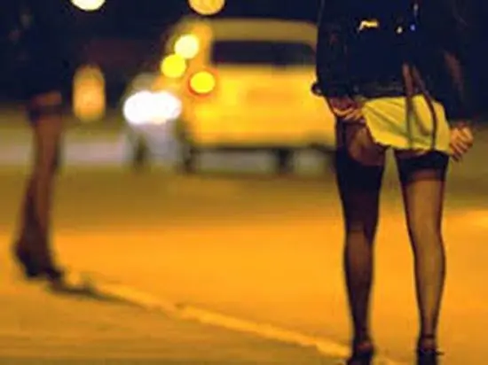 Minacciata con riti voodoo per prostituzione: arrestati aguzzini