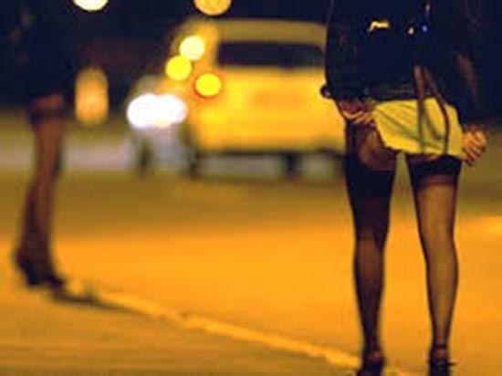Minacciata con riti voodoo per prostituzione: arrestati aguzzini