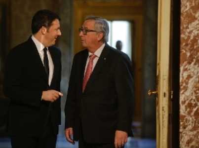 Juncker: "L'Italia ci attacca a torto. Renzi: "Sull'edilizia delle scuole tiro dritto"