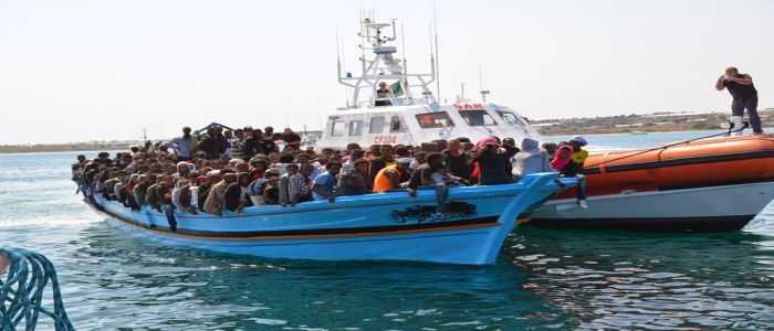 Doppio sbarco di migranti in Calabria. Pronti i trasferimenti