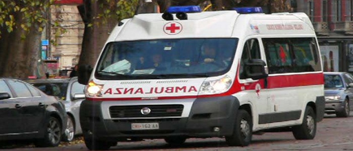 Un'auto travolge una bici e dei pedoni nel centro di Firenze. Un bimbo ferito