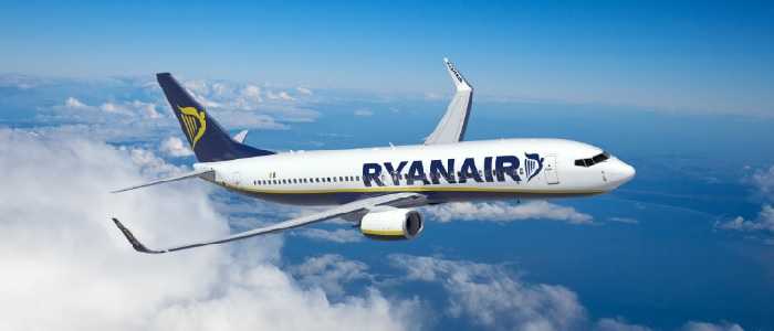 Ryanair, rissa su un volo per Malta. 4 arresti dopo atterraggio d'emergenza a Pisa [Video]