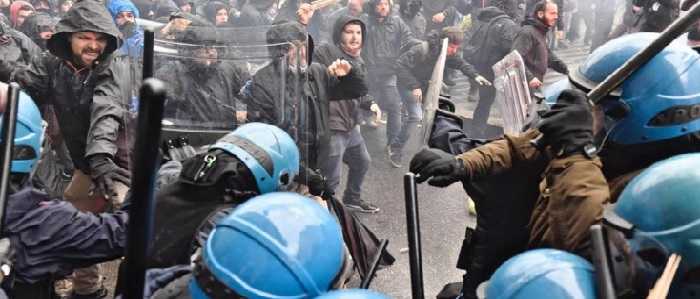 Leopolda, violenti scontri in strada a Firenze tra polizia e manifestanti