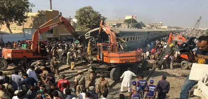 Pakistan, scontro tra due treni a Karachi: almeno 17 morti e 40 feriti