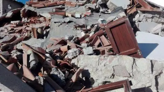 Mattarella visita le zone terremotate: "Ricostruiremo tutto"